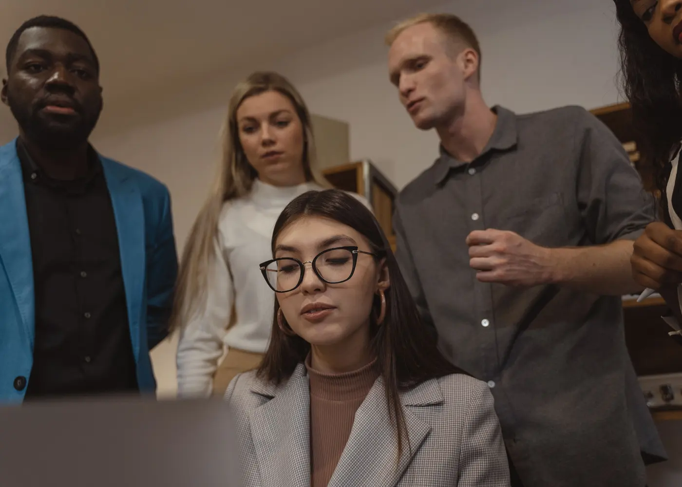 Time da Agência Maximum reunido em frente a um computador