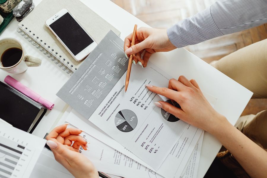 Pessoas analisando canais de venda e métricas de marketing digital