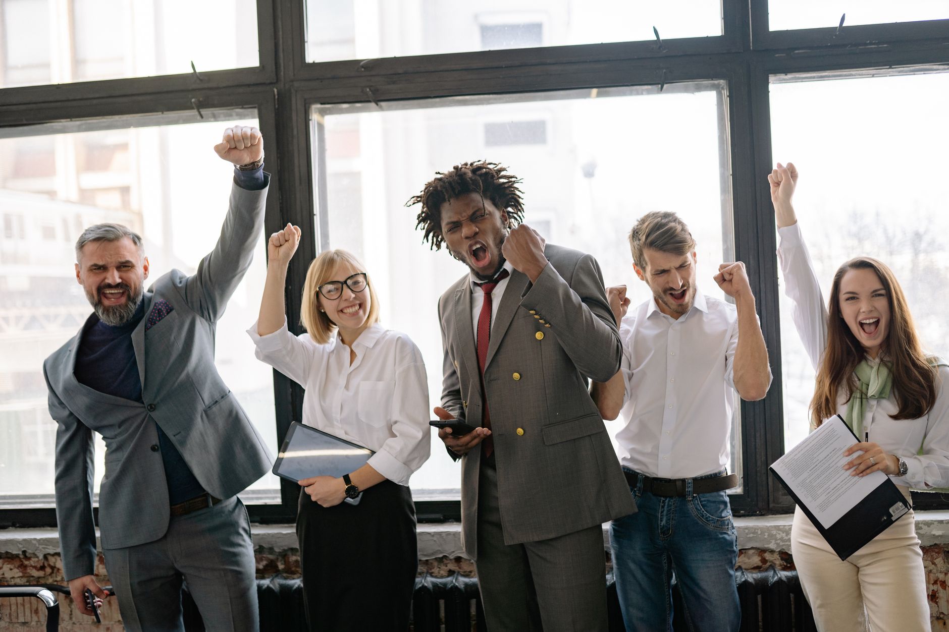 Time de clientes ERP comemorando resultados de aquisição