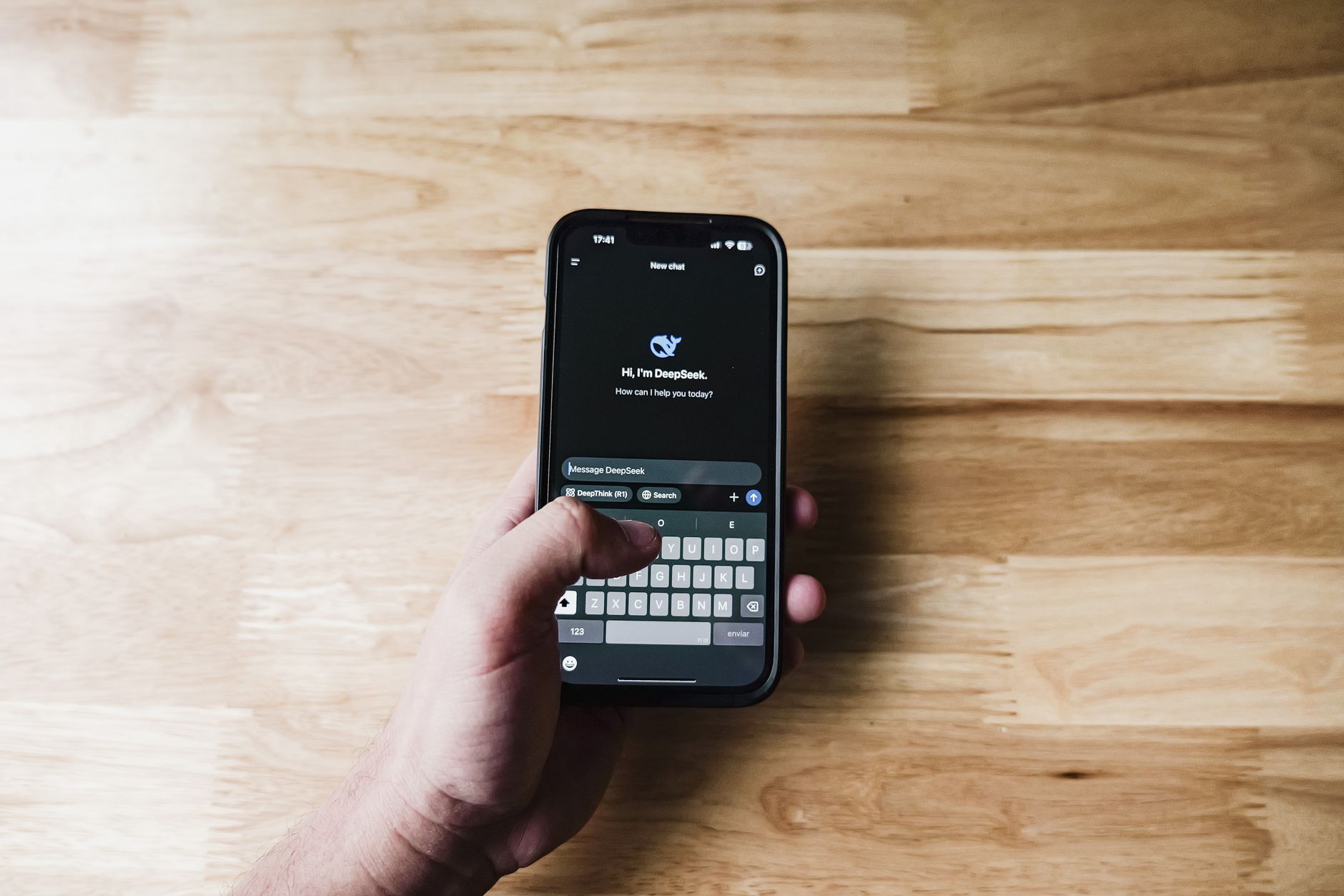 Pessoa consultando IA generativa em smartphone