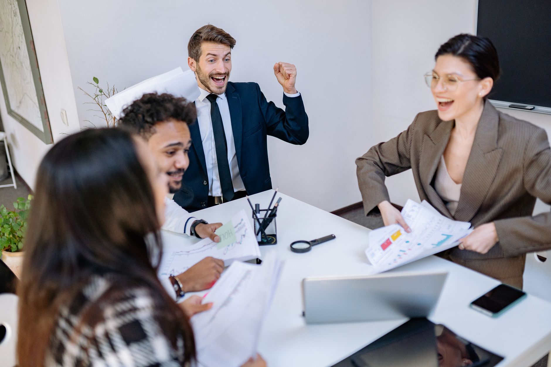 Time de clientes da Maximum comemorando resultados de aquisição