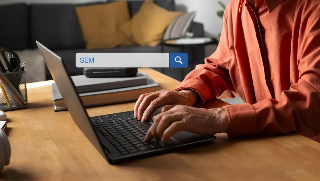 Homem trabalhando em um laptop com estratégia de SEM para capturar clientes