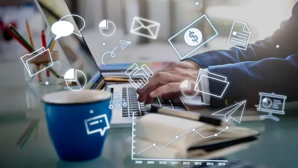 Mão masculina digitando em um notebook com uma caneca ao lado, simbolizando tendências de marketing de conteúdo 2024.