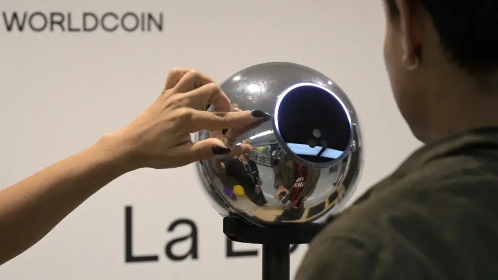 Sam Altman no palco discutindo o Worldcoin