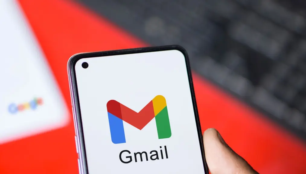 Celular acessando o Gmail com a função de E-mails Temporários