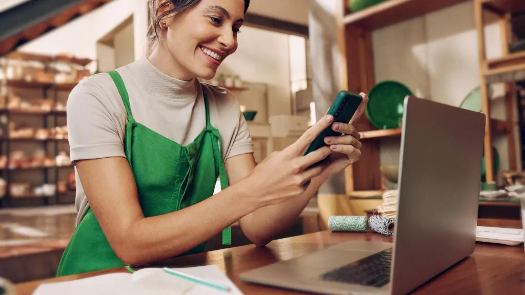 Mulher sorrindo ao utilizar a IA do PicPay no WhatsApp para fazer PIX