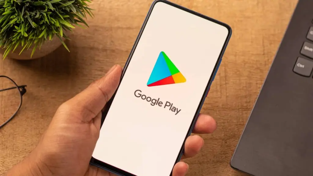 Celular exibindo a logo da Google Play Store e os novos alertas de segurança.