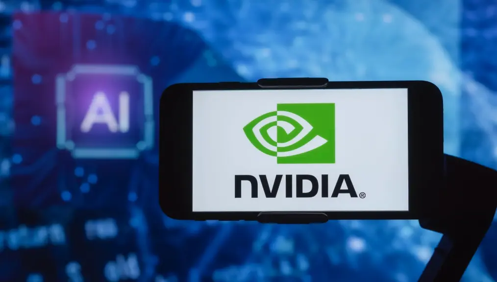 Celular exibindo a logo da NVIDIA e o anúncio da nova IA generativa.