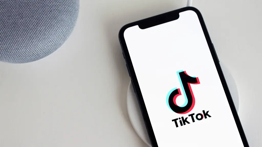 Celular com a logo do TikTok exibida na tela, relacionado ao banimento do TikTok nos EUA.