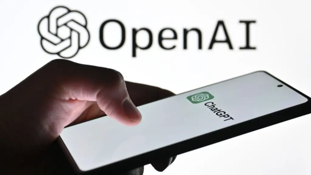 Pessoa utilizando celular com a logo da OpenAI na tela.