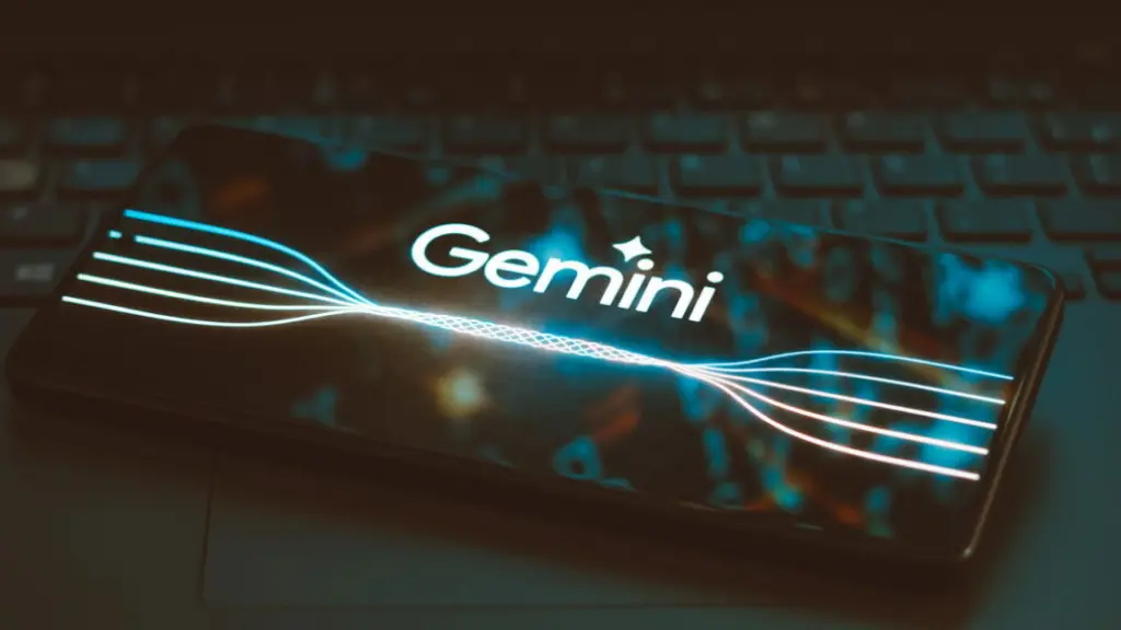 Celular exibindo a logo do Gemini 2.0 Pro, representando a nova IA avançada do Google.