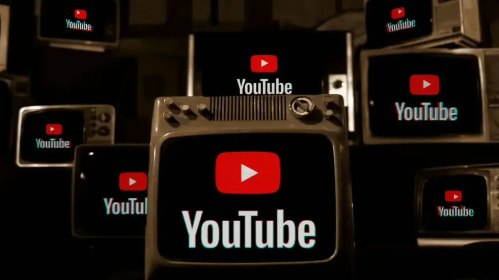 Várias TVs exibindo a logo do YouTube, representando a transformação da plataforma em nova TV digital