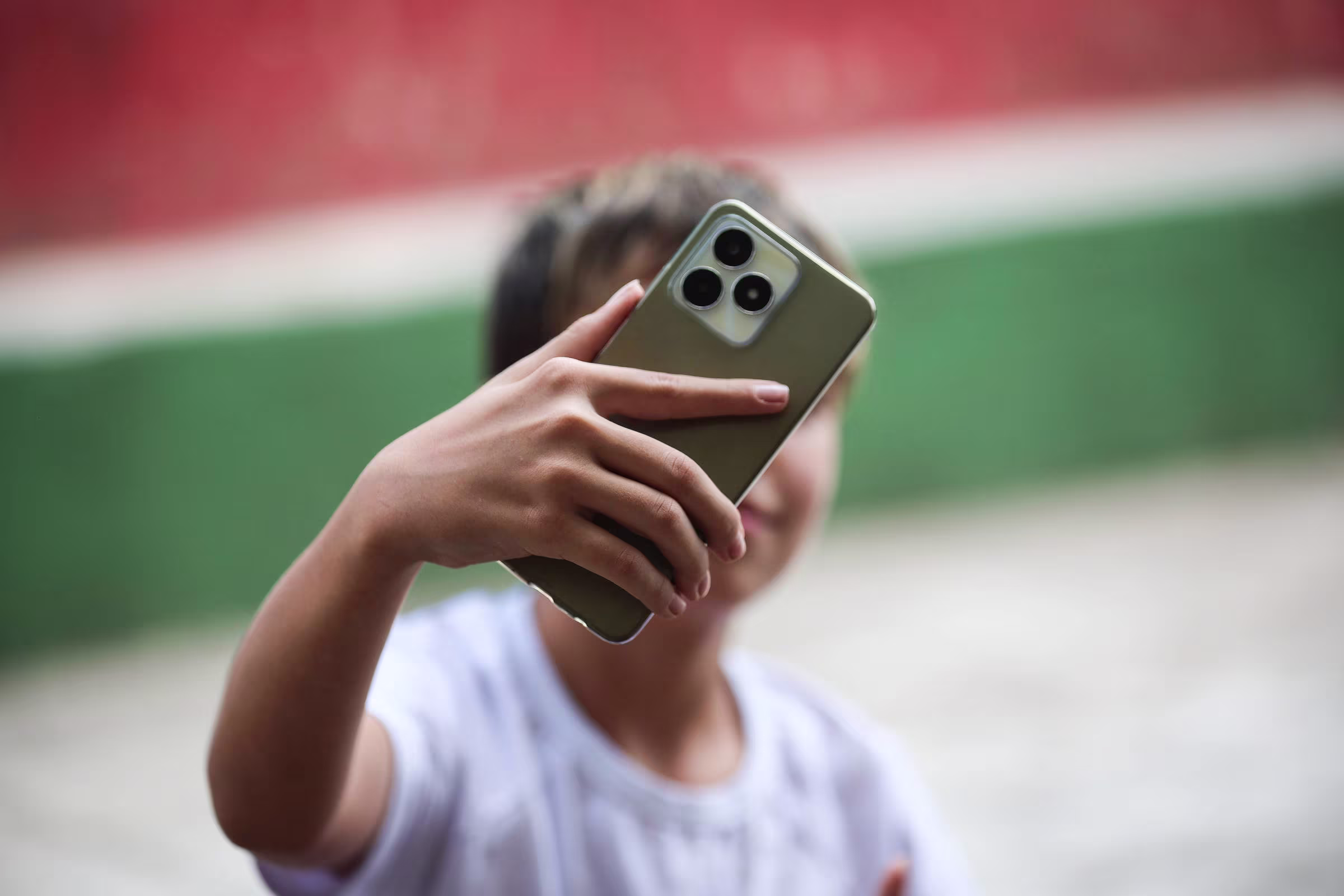 crianças com celular