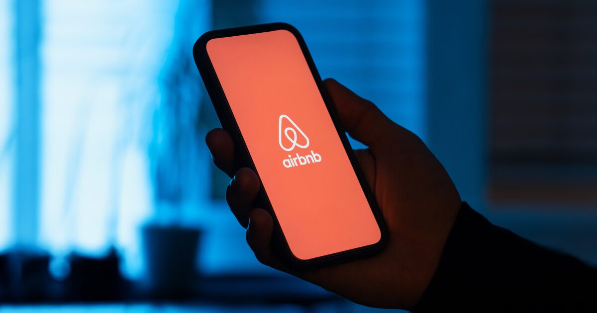 airbnb eleva projecao receita atribui