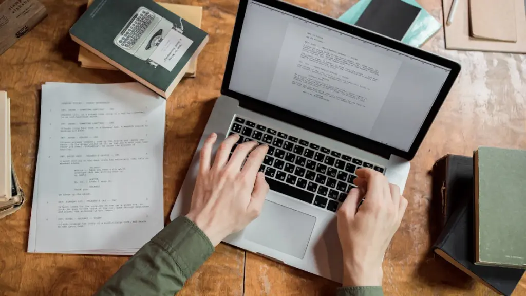 Mão digitando em um notebook, simbolizando a criação de copywriting.