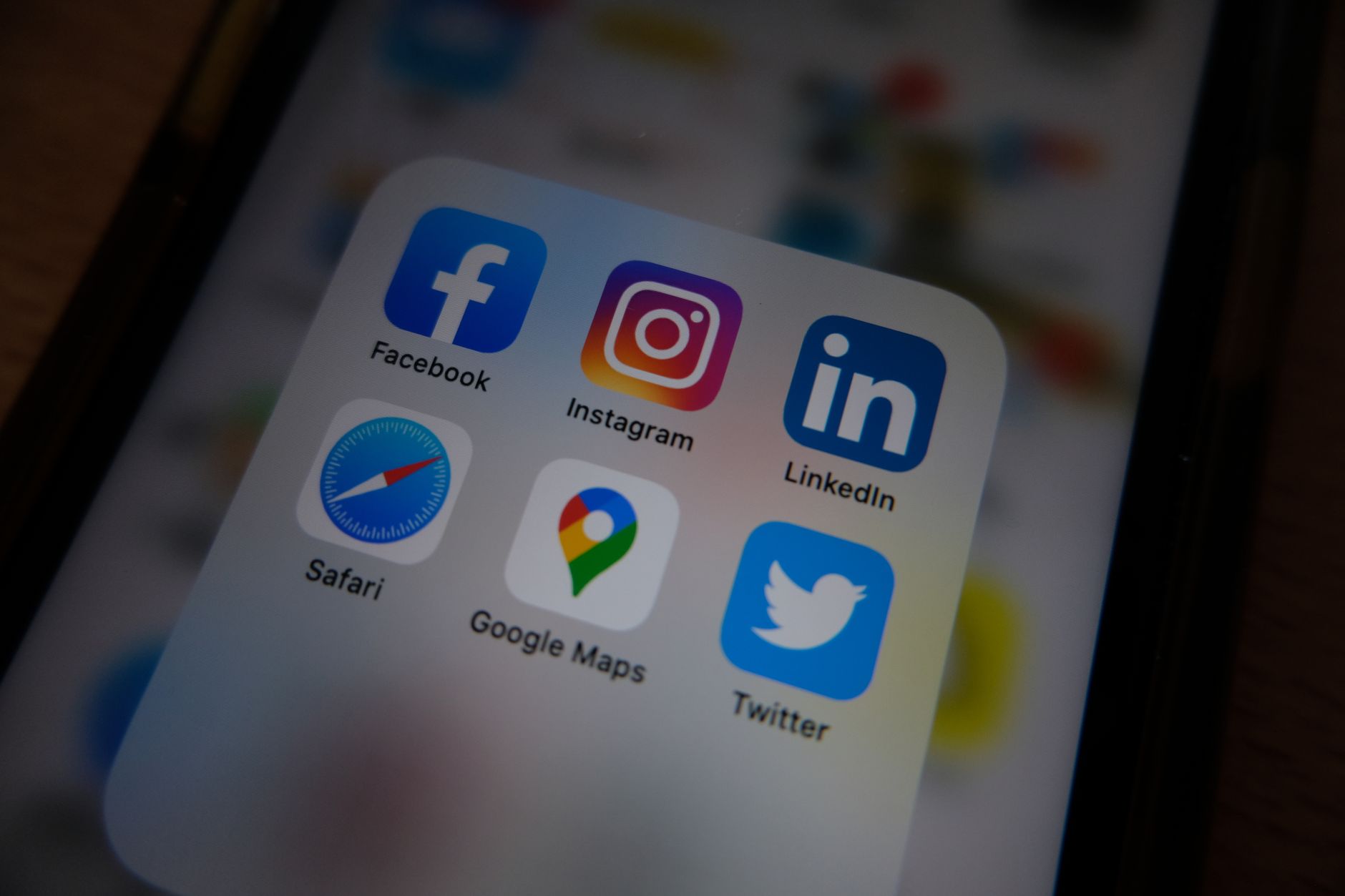 Comparativo entre Google Ads e LinkedIn Ads em 2026: Qual escolher para sua estratégia?