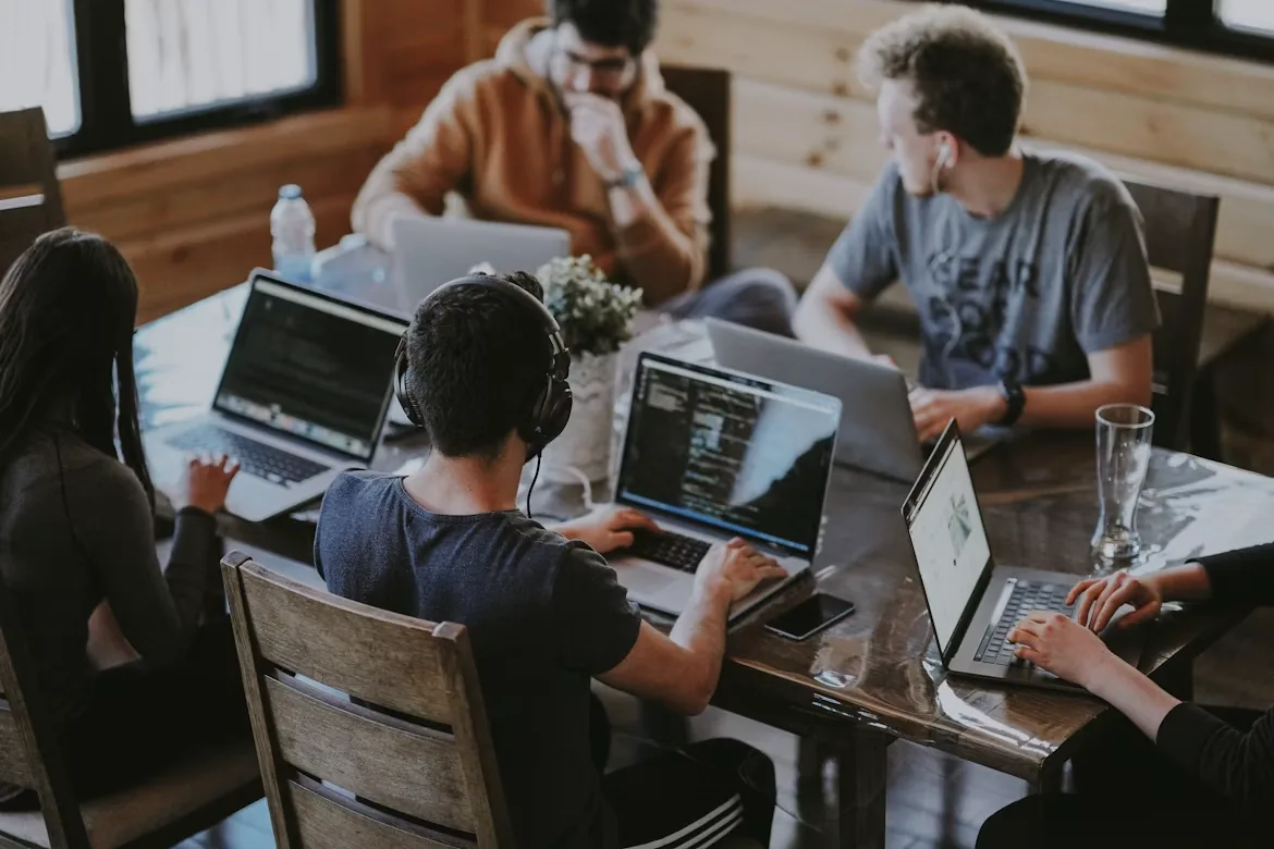 Equipe reunida trabalhando na criação de um site B2B