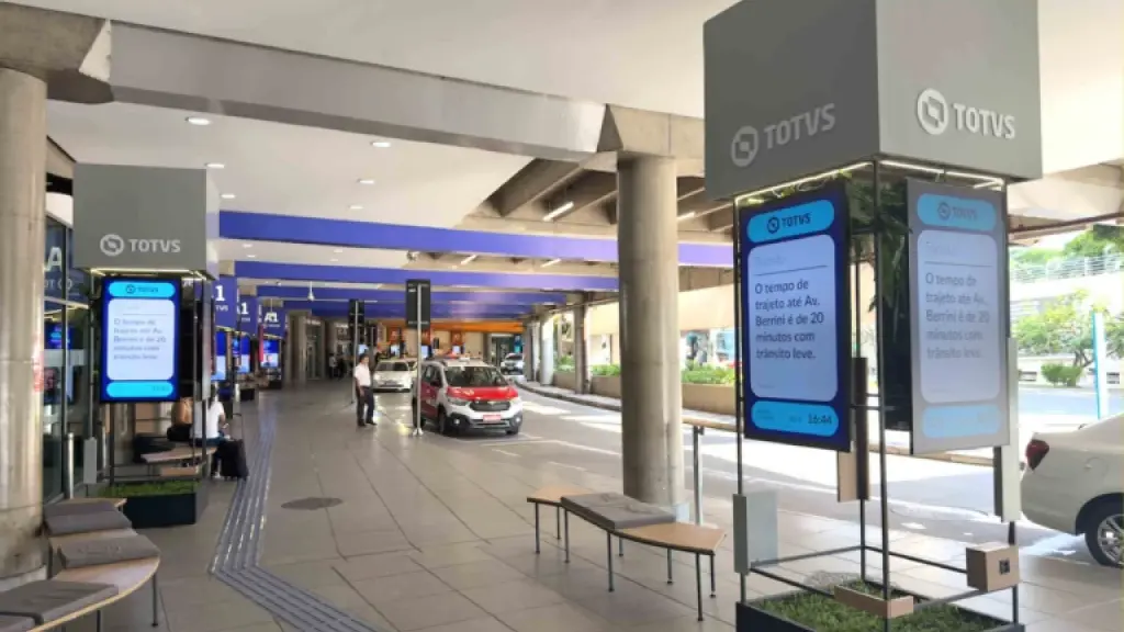 Estações de desembarque Totvs no Aeroporto de Congonhas com sinalização e displays digitais informativos.