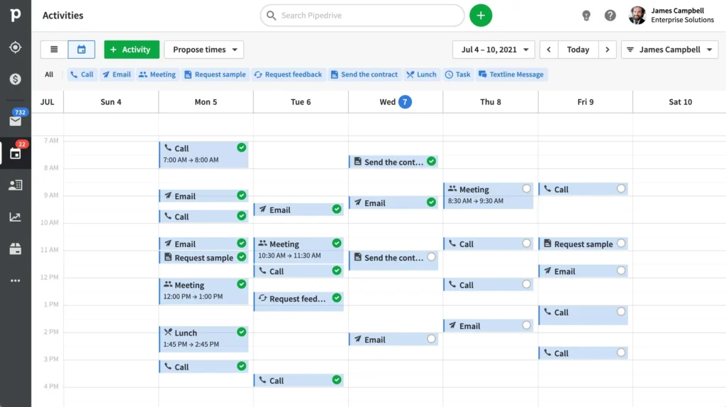 Um calendário digital exibindo diversas chamadas e emails agendados no software Pipe Drive. A interface do software mostra as atividades organizadas por data e horário, com cores e ícones identificando o tipo de atividade. Palavras-chave: CRM, Pipe Drive, software de CRM, calendário de atividades, agendamento de tarefas, organização de agenda.