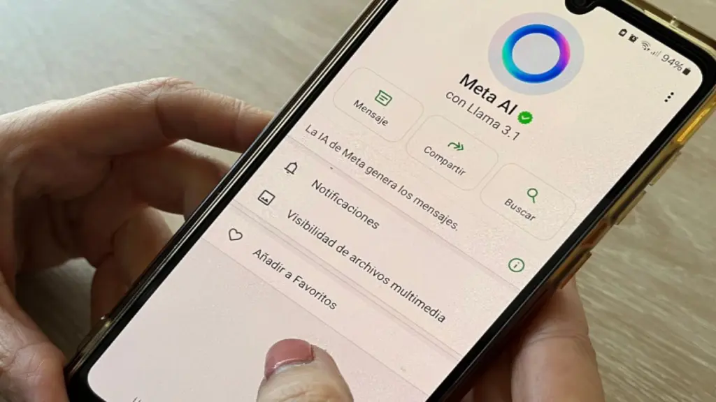 Tela do Meta IA no WhatsApp exibida em um celular