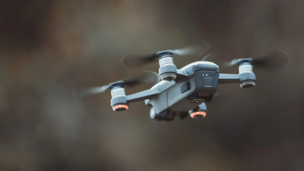 Drones com IA voando em missão de busca e resgate