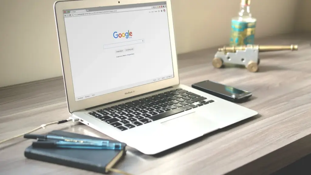 Notebook em uma mesa com a tela do Google aberta, usado para pesquisa em copywriting.
