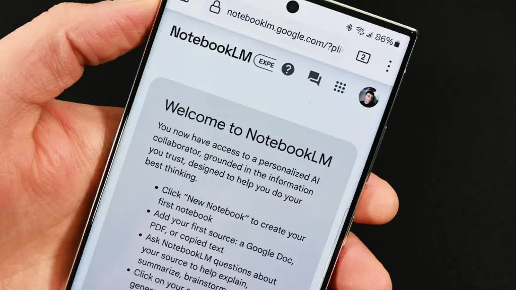 Celular acessando o Google NotebookLM.