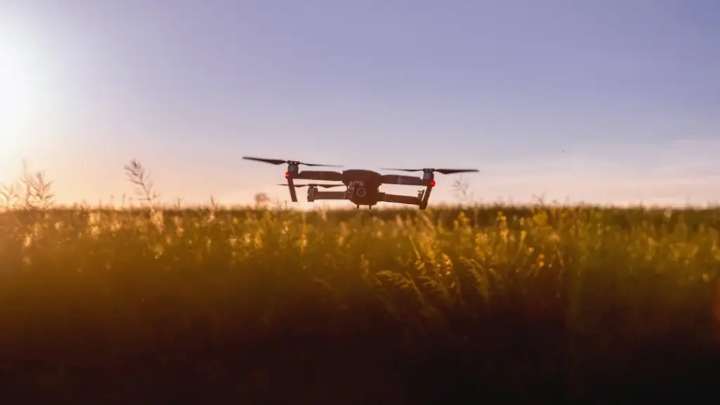 Drone voando sobre terreno em missão de resgate