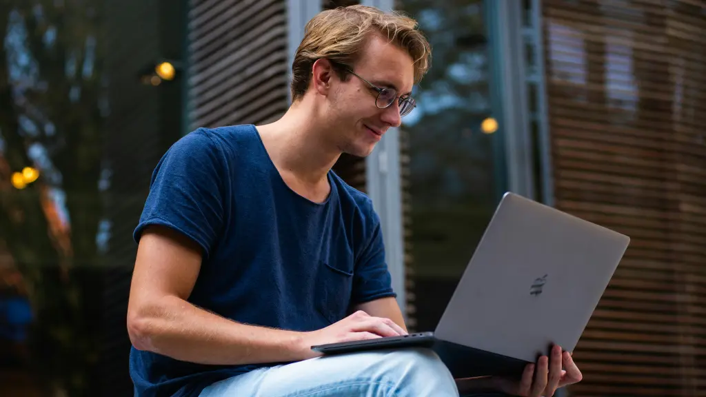 Homem usando um notebook para integrar SEO e marketing de conteúdo.